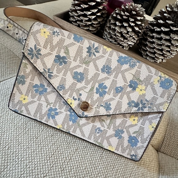 Michael Kors- Floral Envelope Belt Bag Size: L/XL - Picture 2 of 6